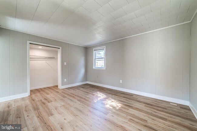 Building Photo - 10736 Maple St