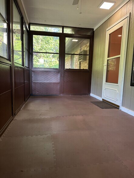 Building Photo - 111 Amberly Dr