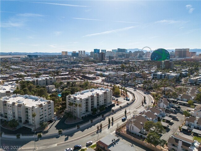 Building Photo - 725 N Royal Crest Cir