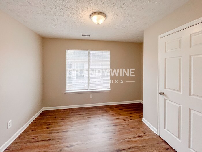 Building Photo - 305 Shadetree Ln