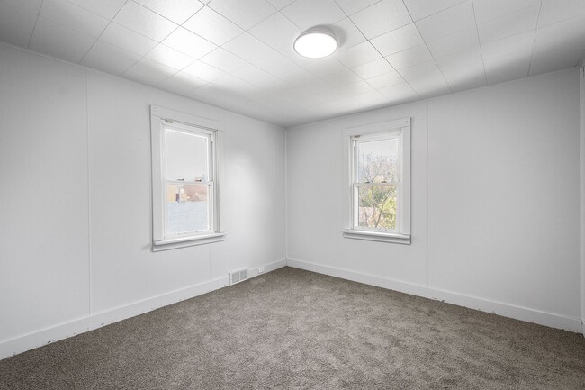 Building Photo - OPEN HOUSE THIS TUESDAY 10/7 AT 6PM! MOVE ...