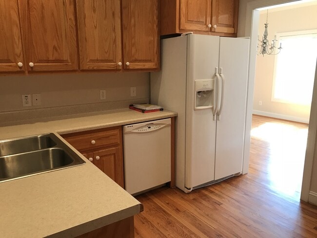 Building Photo - 4 bd 2 bth all brick w/ 2 car garage located on a 1 acre lot - lawn care, water, trash, washer/dr...