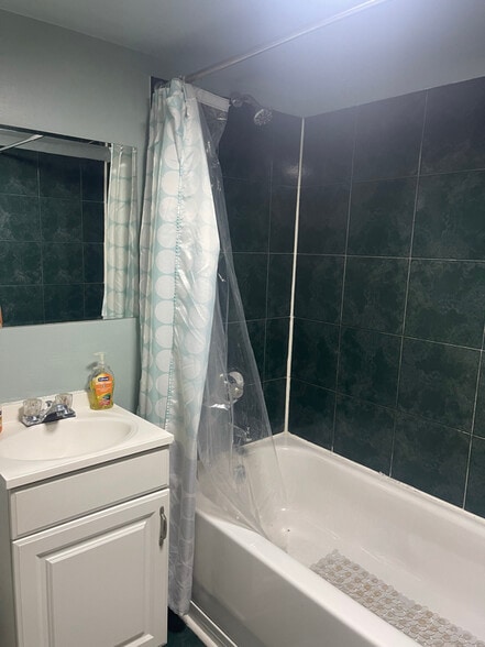 Building Photo - 4926 W Medill Ave