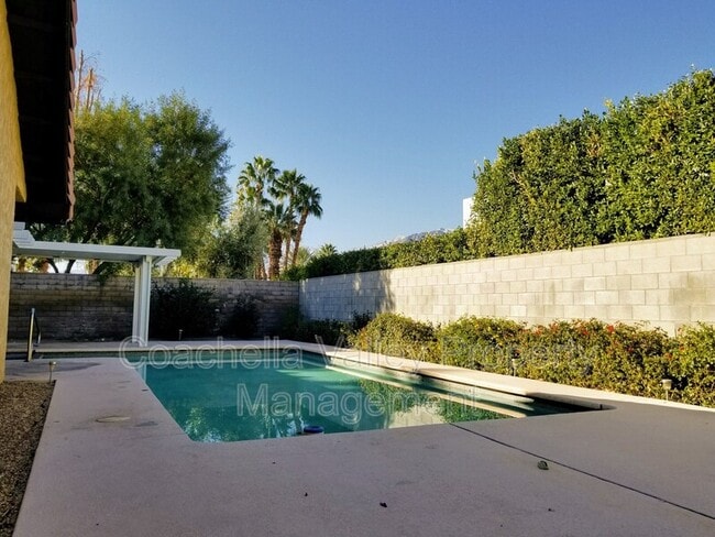 Building Photo - 567 N Hermosa Dr