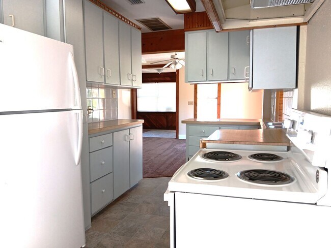 Building Photo - 2/1 bungalow in north St Pete