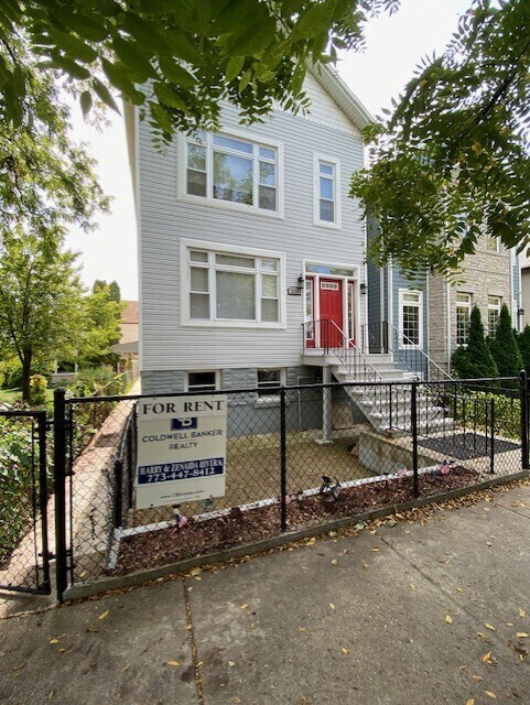 Building Photo - 2229 W Wellington Ave