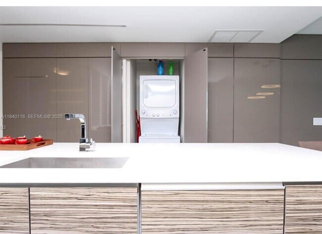 Building Photo - 460 NE 28th St