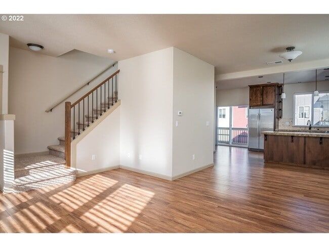 Building Photo - 4 Bedroom Home near Orenco Station!!