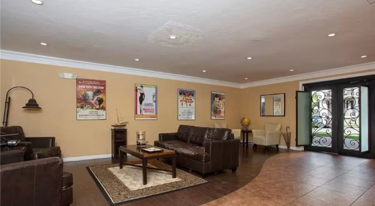 Lobby - 10926 Bluffside Dr