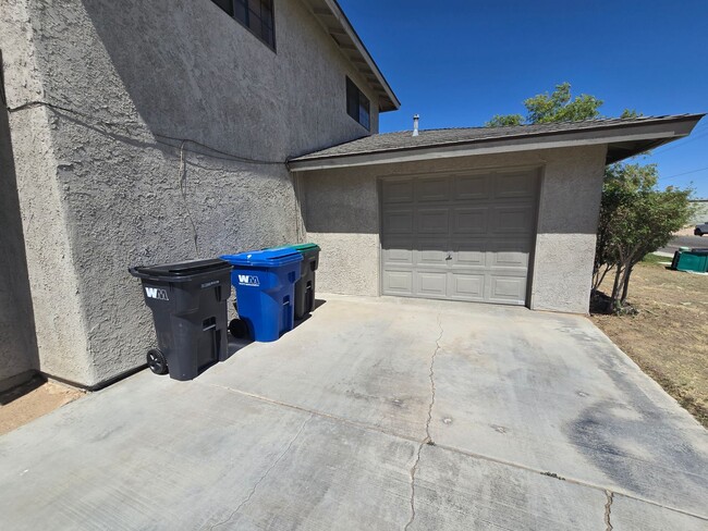 Building Photo - Place 616 W Graaf Ave