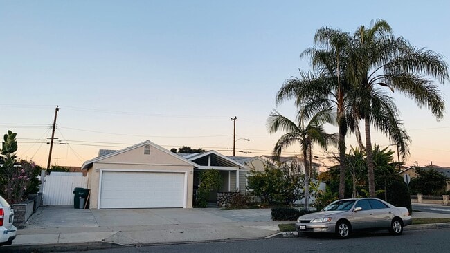 Building Photo - Huntington Beach Charming 3 Bedroom House