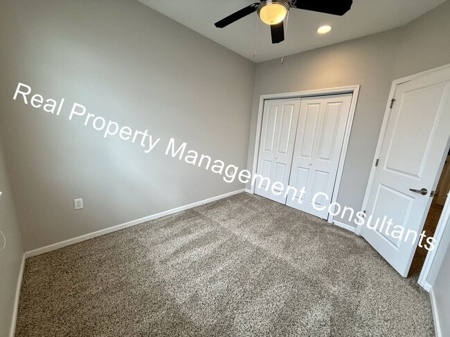 Building Photo - Spacious 3 Bed / 3.5 Bath in Blue Valley S...