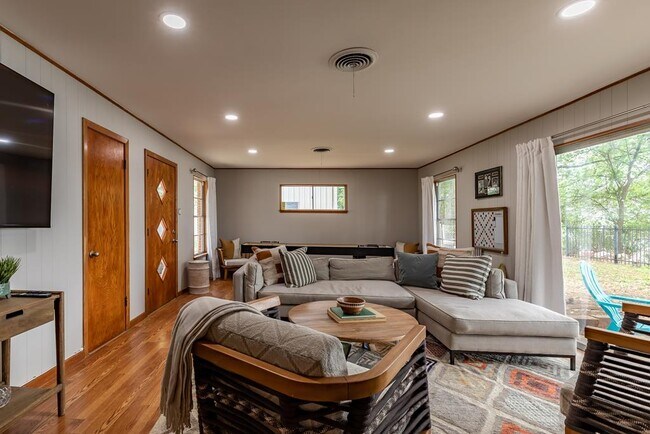 Building Photo - 2865 Bandera Hwy