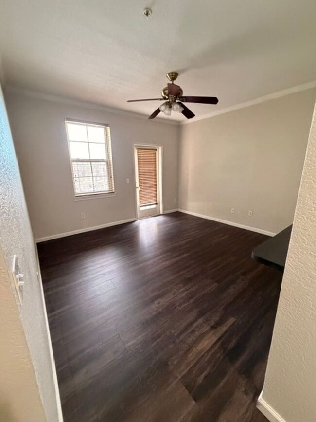 Building Photo - 1 Bedroom Condo in Downtown Free Water, Sewer, Trash and Pest Control! No Hidden Fees!