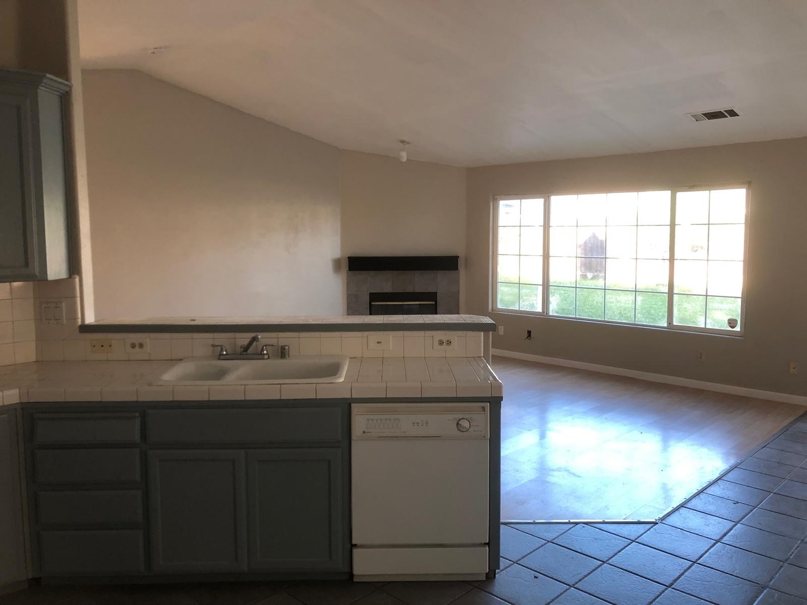 Kitchen + living room + view of yard - 1634 Fir Dr