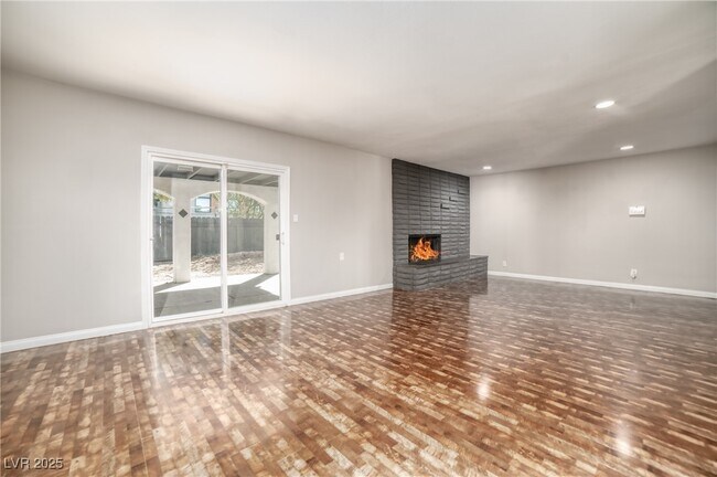 Building Photo - 2825 Kings Way