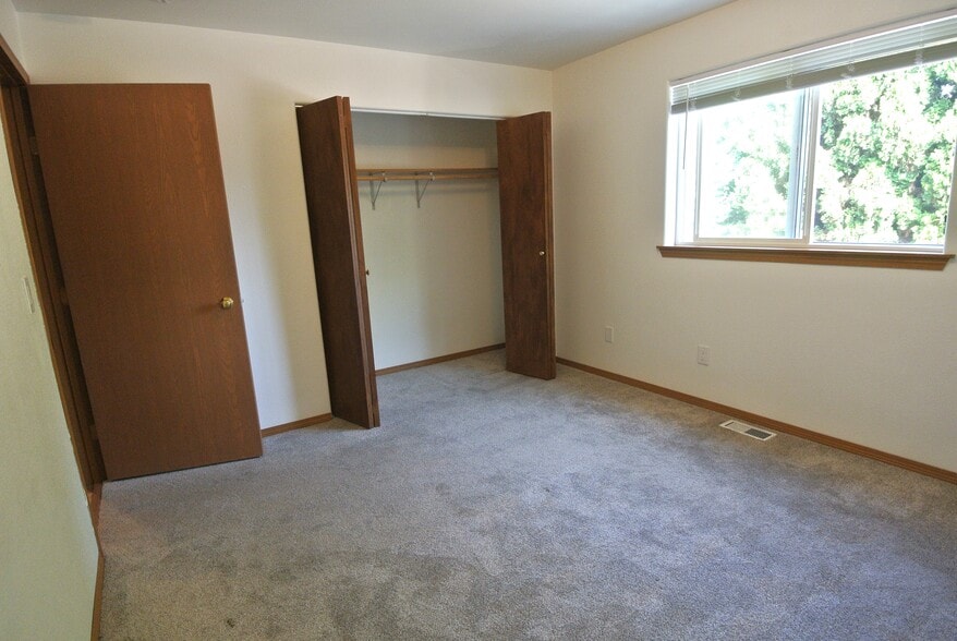 Large closet bedroom 2 - 1350 Brown St