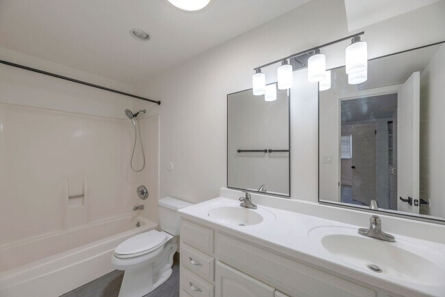 Building Photo - Amazing 6 Bed remodeled house at ASU