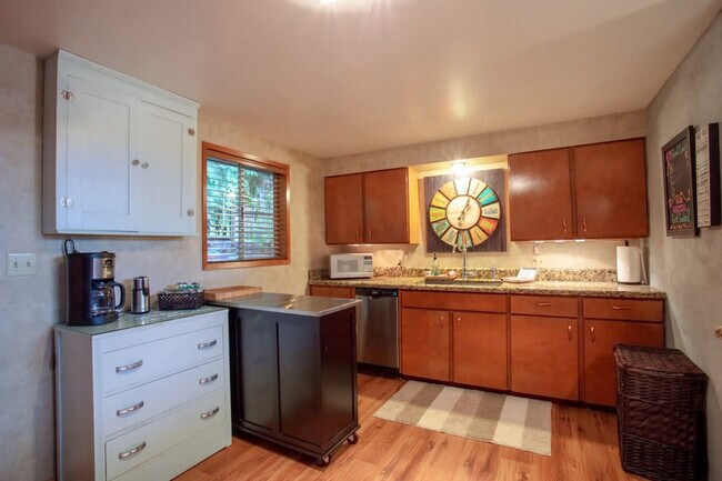 Building Photo - 449 Bay Dr
