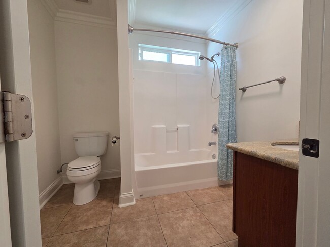 Building Photo - Adorable Beach-Close 2 Bedroom Bungalow in...