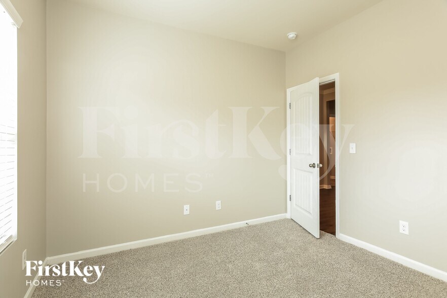 Building Photo - 5021 Bella Ct