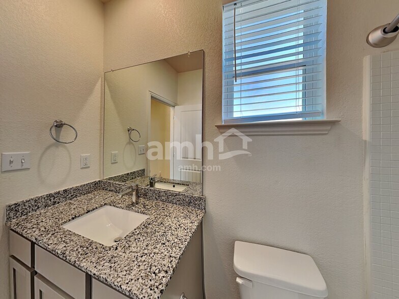 Building Photo - 2722 Lillybrook Ln