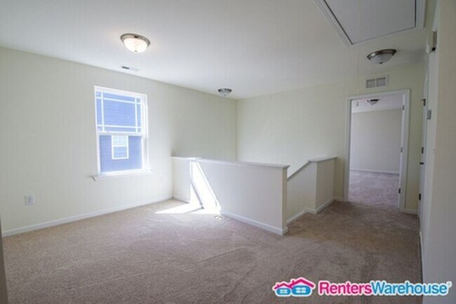 Building Photo - Spacious open floorplan!!