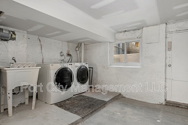 Building Photo - 207 S Ellwood Ave