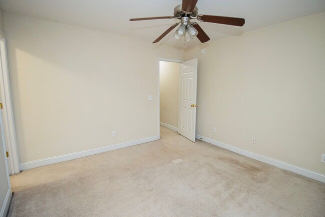 Building Photo - 2 Bedroom, 2.5 Bath Available in Hampton F...