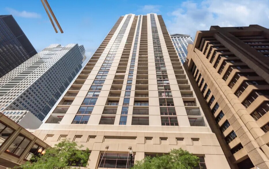 Primary Photo - 200 N Dearborn St