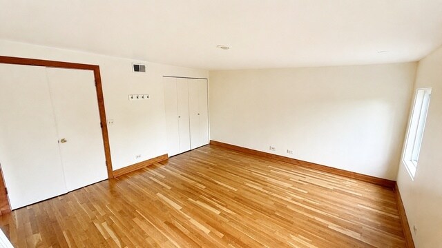 Building Photo - 534 W Dickens Ave