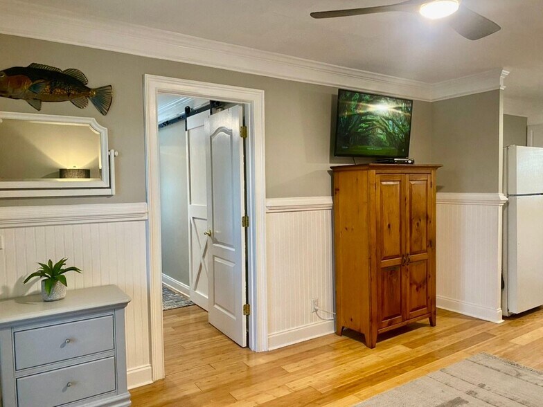 Building Photo - 2109 Pine Tree Dr