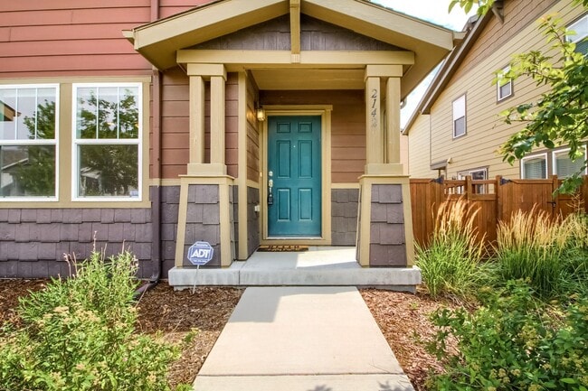 Building Photo - Beautiful 3 bedroom townhome in Central Park (Stapleton) Neighborhood