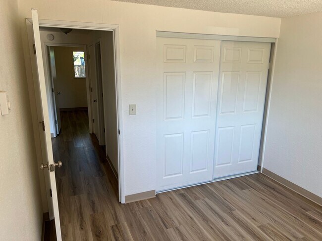 Building Photo - 2 Bedroom 1 Bathroom Duplex in Springfield