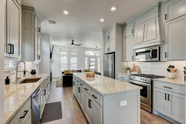 Building Photo - Stunning 4 Bedroom 3 Bath Home