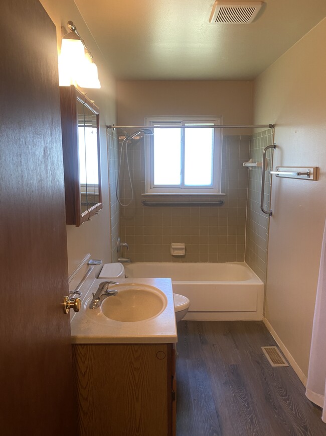 Bathroom - 220 O'Doherty Rd