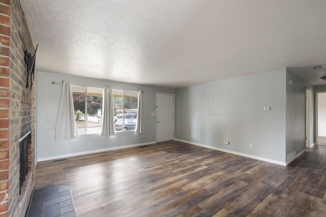 Building Photo - Move in Ready now! Easy JBLM commute, 3 be...