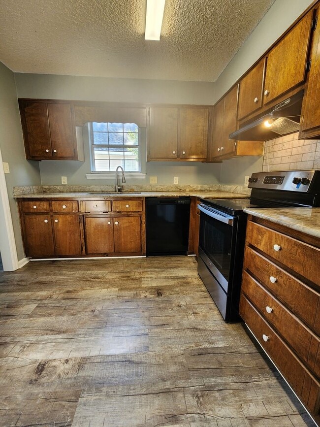 Building Photo - Bright & Inviting 3-Bedroom Home with Open...