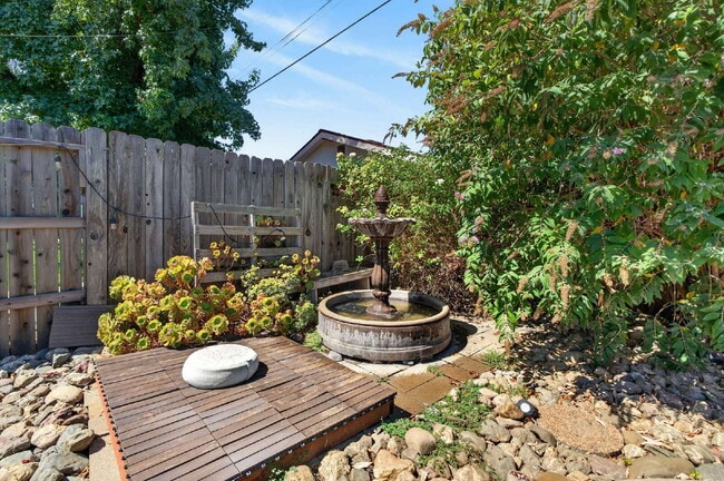 Building Photo - Spacious 4-Bed Oasis with 2 Full Baths