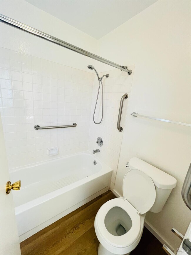 Building Photo - 111 Thresher Dr