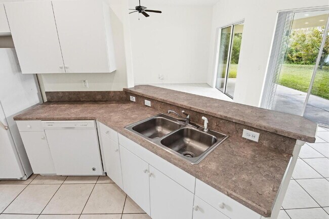 Building Photo - Close to Town Center and Shopping