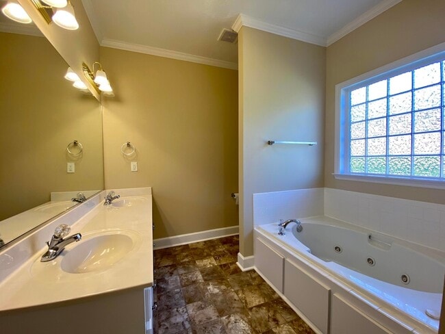 Building Photo - 4858 Somerset Dr