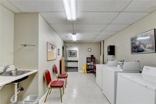 Building Photo - 300 Johnson Ferry Rd