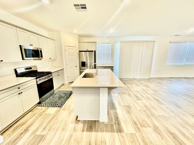 Building Photo - Newly-Built NextGen 5 bed 3.5 bath Lennar ...