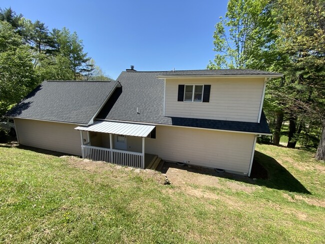 Building Photo - 3 bedroom 2 bath with attached garage