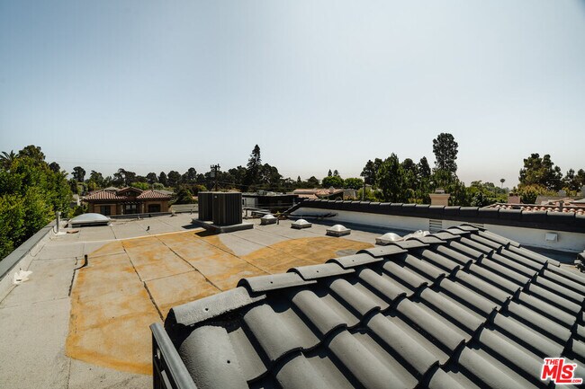 Building Photo - 609 21st Pl