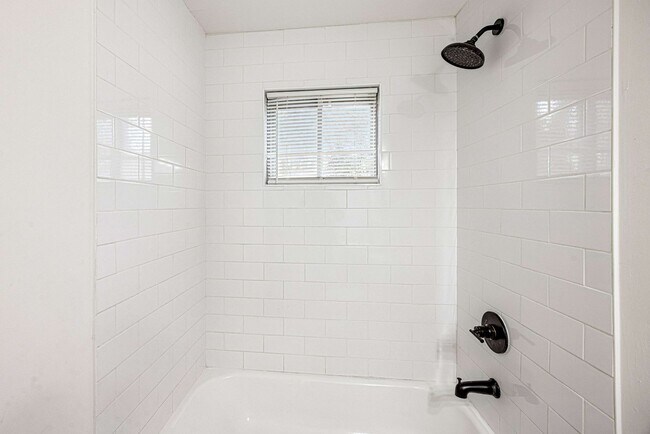 Building Photo - 5450 Loch Lomond Rd