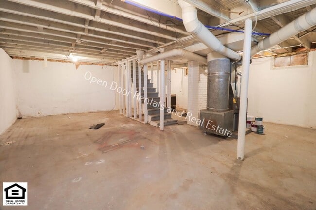 Building Photo - Now available 2 bedroom house!
