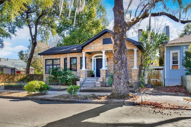 Building Photo - Thomas Square Home