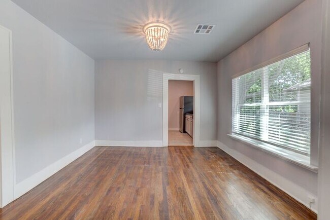 Building Photo - Charming Craftsman 3/1 Home Next To TU!